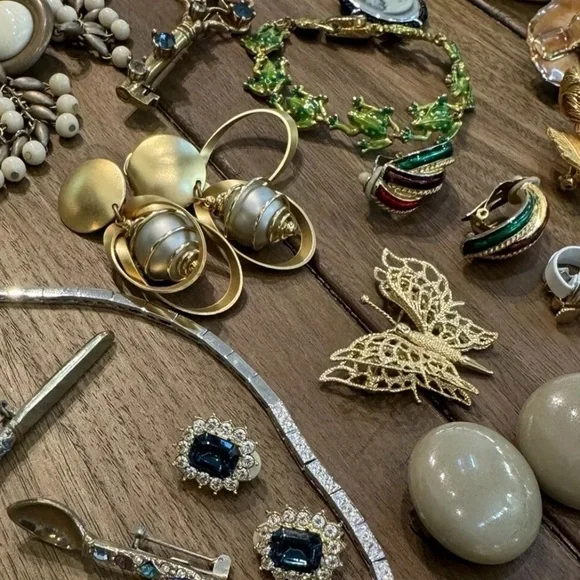 3 LBs vintage Costume Jewelry Lot~ All Wearable Gold silver pearls - Picture 4 of 7